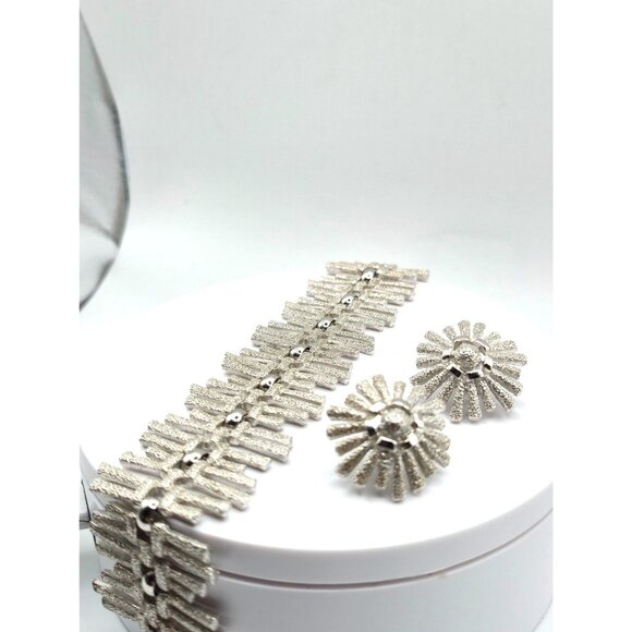 Rare Crown Trifari Brutalist Set Bracelet & Earrings Silvertone Signed 1960s - Picture 3 of 6